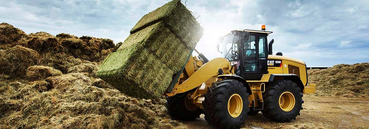 Finning Wheel Loader with hay bale