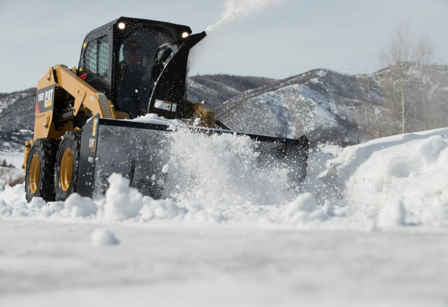 3 Reasons to Rent a Cat® Skid Steer this Winter