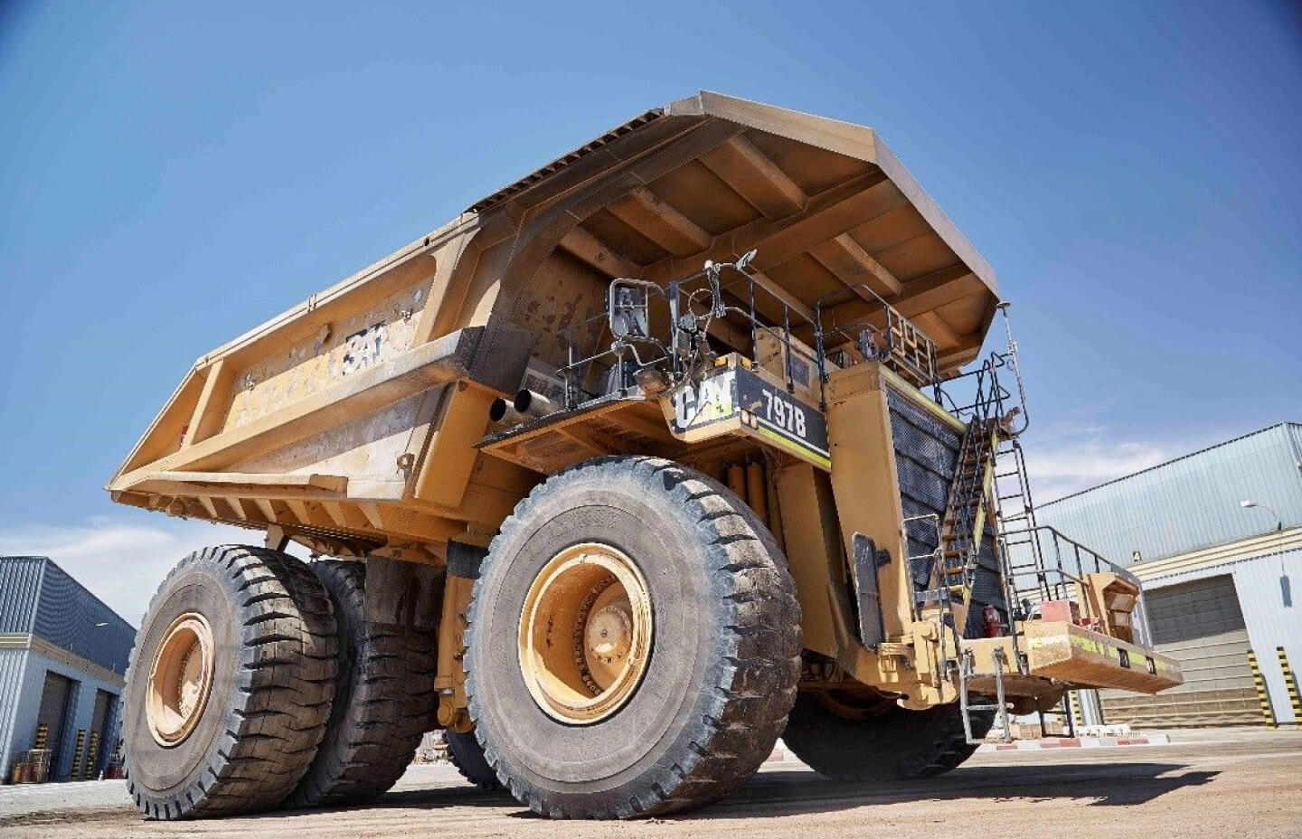 The 797 is the largest mechanical drive dump truck in world!