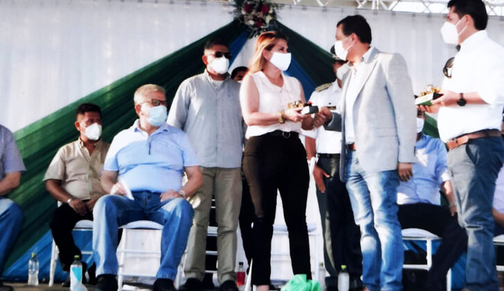 Presidenta Añez entrega maquinaria Finning-Cat al municipio de La Guardia 