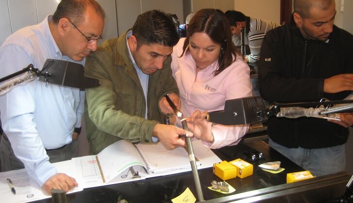 Finning Cuenta Con La Primera Mujer Instructora Certificada Por Cat En El Mundo