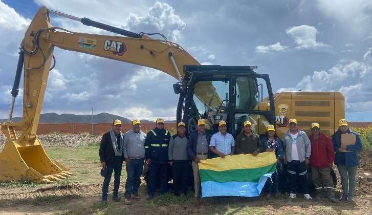 Gobierno Autónomo Municipal de Poopó adquiere excavadora Cat 320