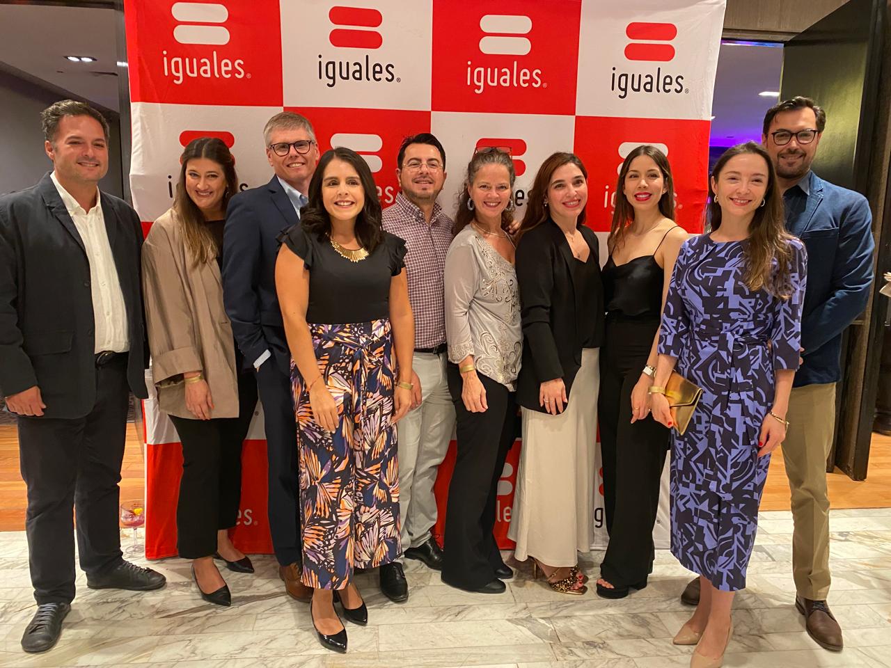 personas de finning en noche por la igualdad lgbt