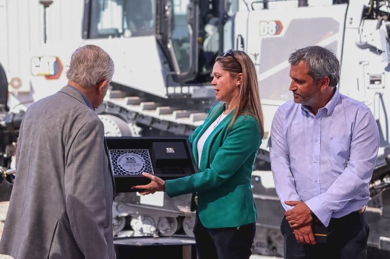 EMIN recibe el nuevo D8 Centennial de Finning