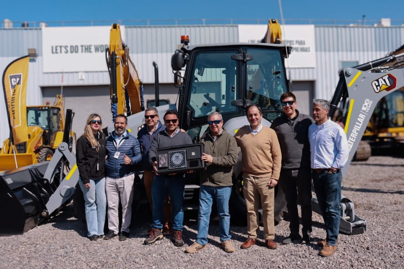 Grupo Eliseo recibe la Retroexcavadora CAT® 420 Edición Limitada en honor a los 100 años de Caterpillar®