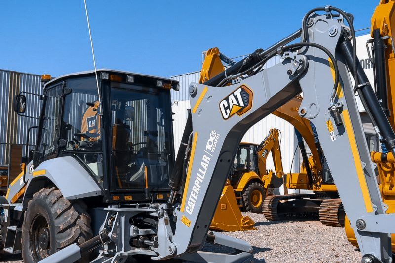 Grupo Eliseo recibe la Retroexcavadora CAT® 420 Edición Limitada en honor a los 100 años de Caterpillar®
