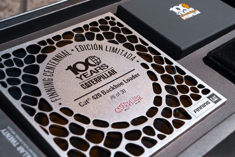 Grupo Eliseo recibe la Retroexcavadora CAT® 420 Edición Limitada en honor a los 100 años de Caterpillar®