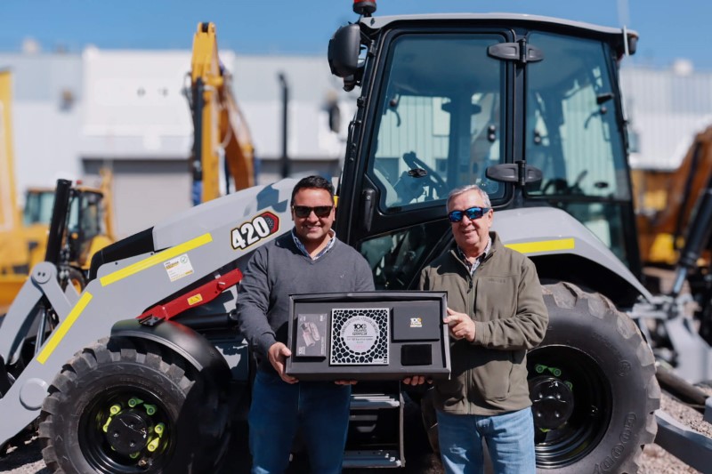 Grupo Eliseo recibe la Retroexcavadora CAT® 420 Edición Limitada en honor a los 100 años de Caterpillar®