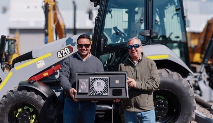 Grupo Eliseo recibe Retroexcavadora CAT® 420 Edición Centenario