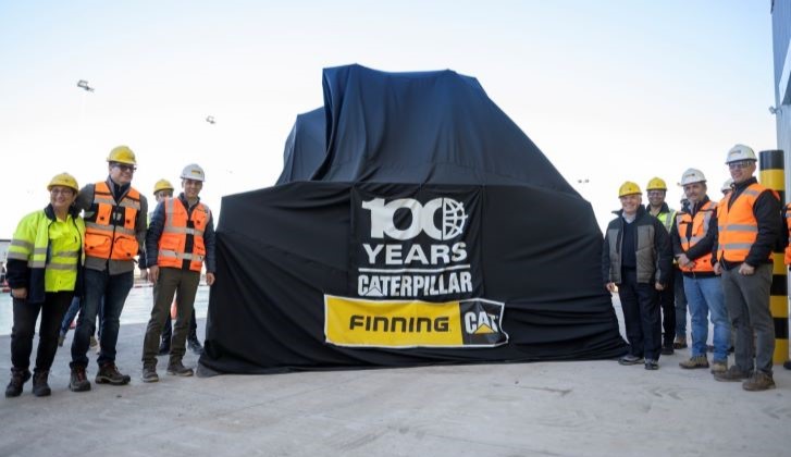 Entrega del primer Cat D8 edición Centennial en Chile