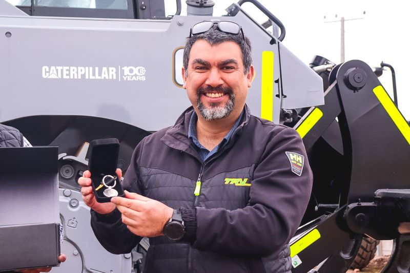 Finning entrega tractor Cat D6 edición Centennial