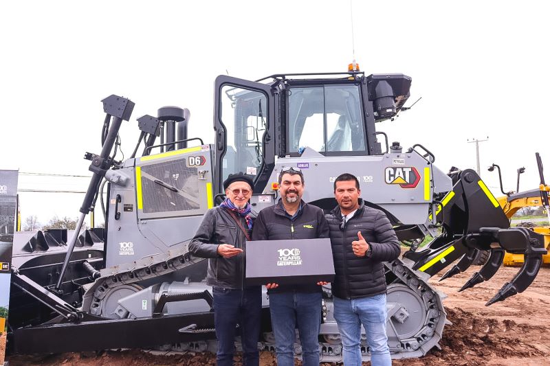 Finning entrega tractor Cat D6 edición Centennial