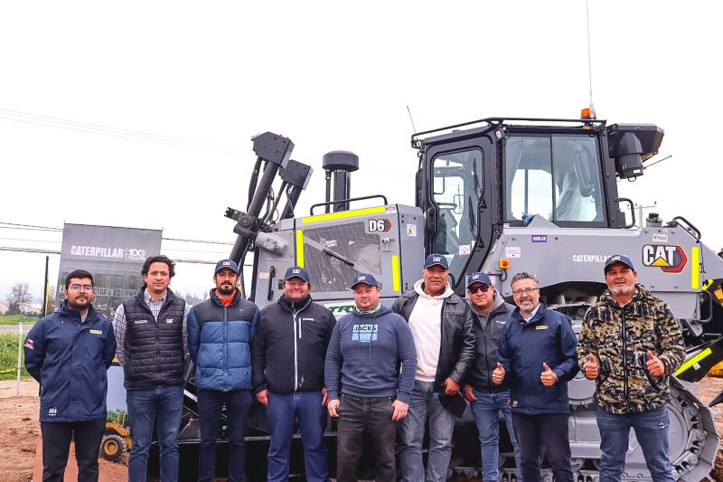 Finning entrega tractor Cat D6 edición Centennial