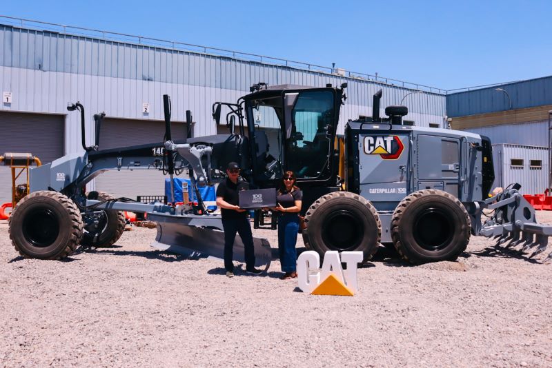 Finning realiza entrega de motoniveladora 140 edición Centennial a Constructora Puerto Varas