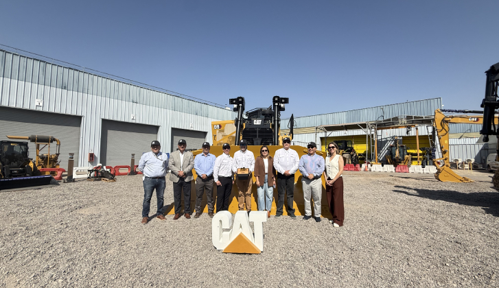 Finning entrega un nuevo D8 a Maquinarias THM