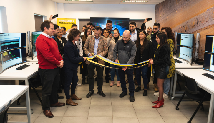 Finning inaugura SimSchool Santiago, sala de capacitación en autonomía 